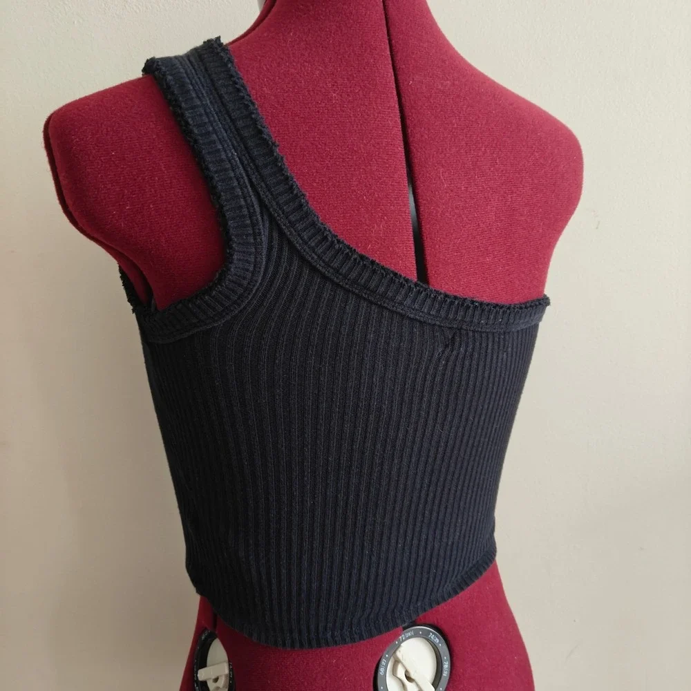 Urban Outfitters Women's One Shoulder Crop Top Black Ribbed Knit Asymmetrical XS - Picture 2 of 6